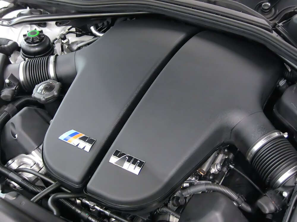 BMW S85B50 5.0 litre V10 atmosferik motorun test standındaki blok mimarisi ve bağımsız gaz kelebeği manifoldları